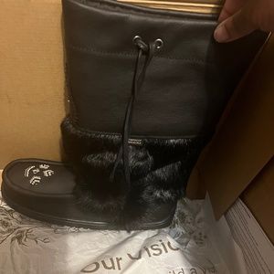 Manitobah Mukluks size 10